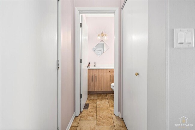 Building Photo - 1260 Cranbrook Dr