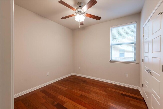 Building Photo - 13800 Lyndhurst St