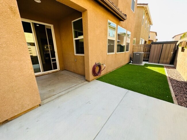 Building Photo - $2,295 Fowler & Belmont, 3 Bed - E. Peruna Way, Fresno - Gated Community & Pool