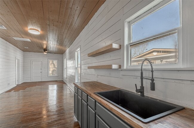 Building Photo - 703 Avenue J