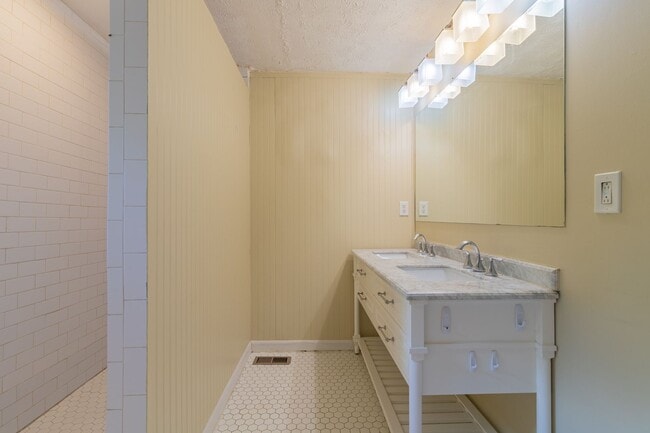 Building Photo - Conveniently located Midtown home - near h...