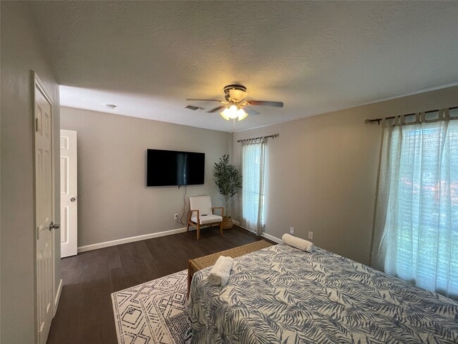 Building Photo - 15630 Pine Mountain Dr