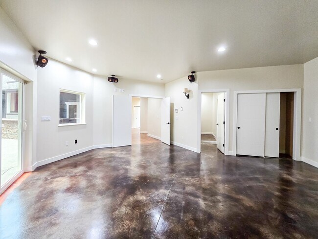 Building Photo - Spacious 3BD Rambler
