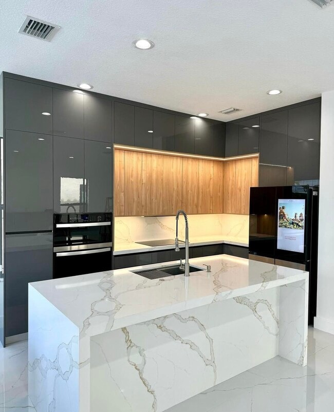 Building Photo - 9909 W 32nd Ln