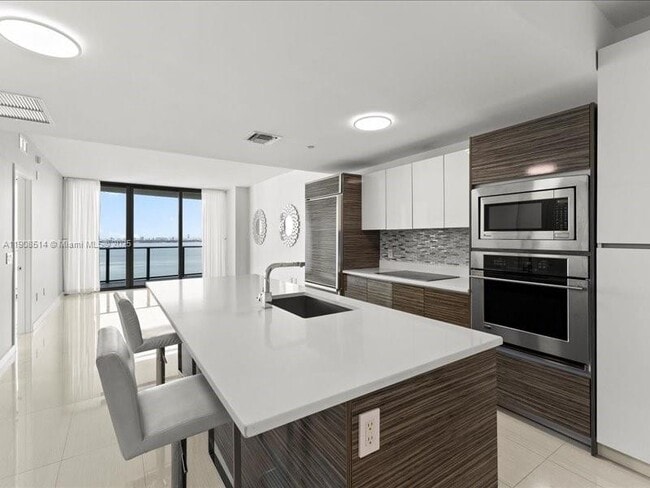 Building Photo - 460 NE 28th St