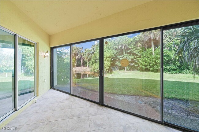 Building Photo - 975 Palm View Dr