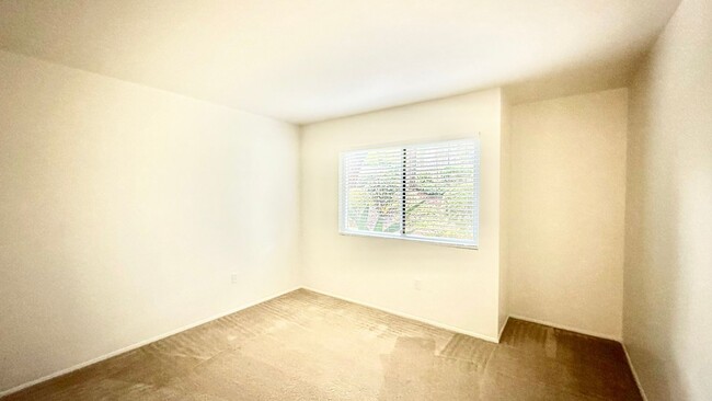 Building Photo - Charming Entry Level Condo Unit with Reser...