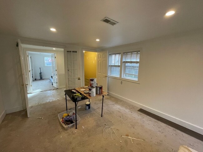 Building Photo - Lower Level to Charming 2 Bedroom Madison Valley!!