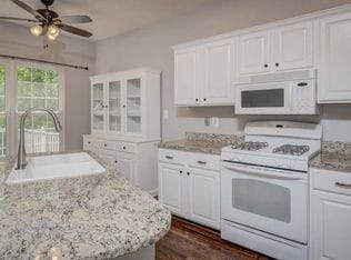 Building Photo - 1215 Heritage Commons Ct