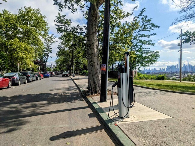 Building Photo - 96 Bowers St