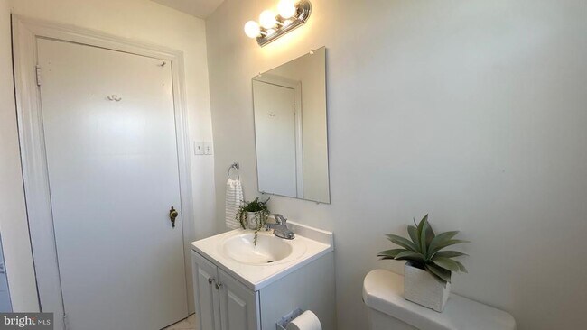 Building Photo - 3 Fairfax Cir