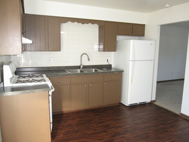 Building Photo - 1300 Getzelman Dr