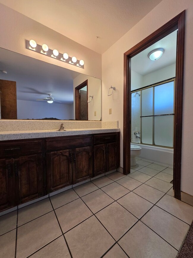 Building Photo - 3 Bedroom 2 Bathroom near shopping and restaurants!