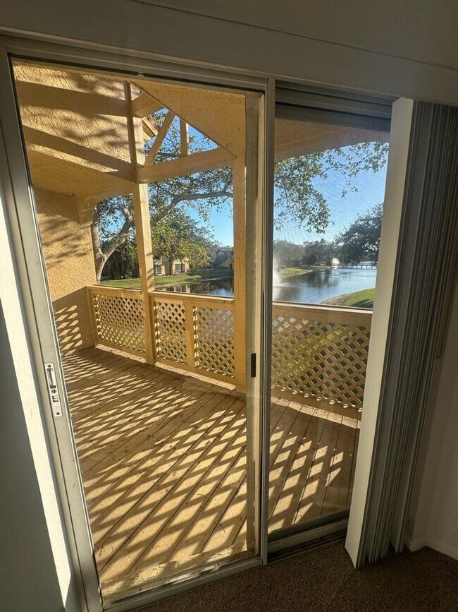 Building Photo - 1/1 Spacious Condo in Gated Community