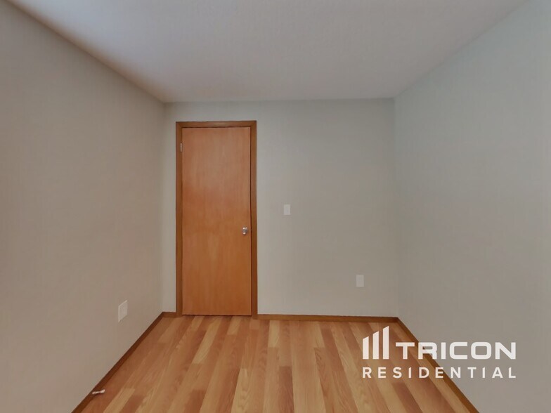 Building Photo - 835 S 76th St