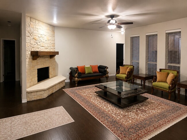 Building Photo - 1622 Lake Travis Dr