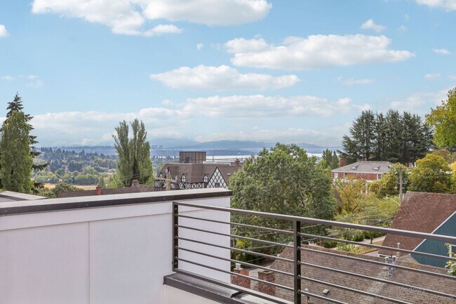 Building Photo - Spacious Townhome – Husky now leasing!