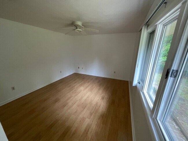 Building Photo - Fantastic 3/2 Home in Sunny Hills w/ 2-Car Garage & Lawn Maintenance