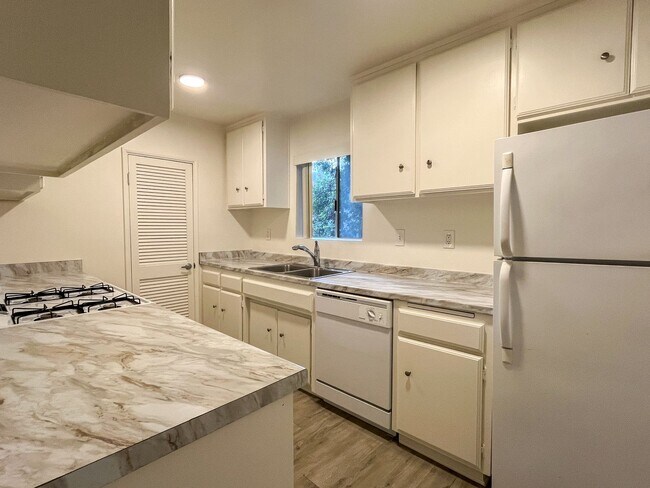 Interior Photo - 4251 Duquesne Ave