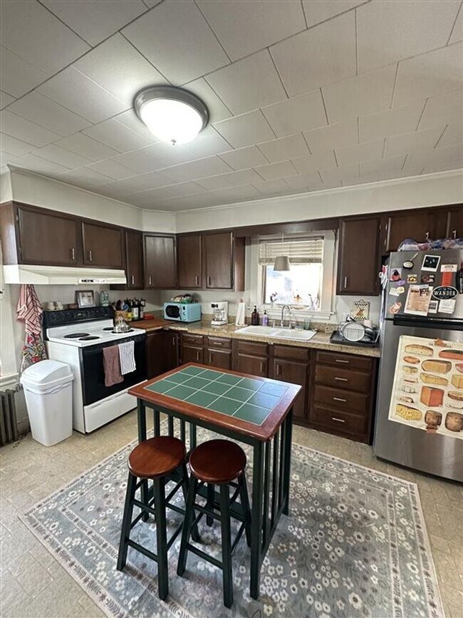 Building Photo - 19 Oak St