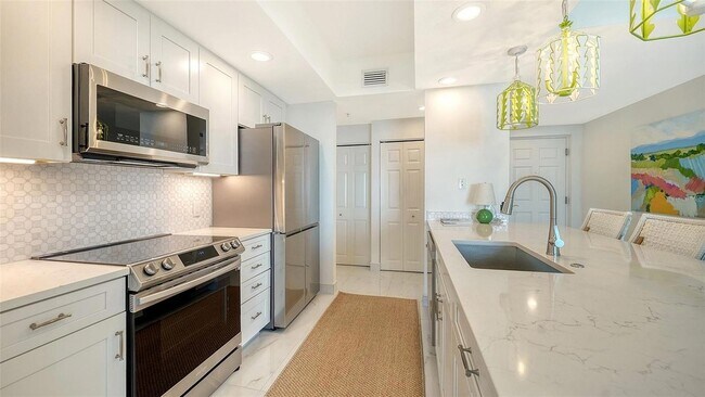 Building Photo - 800 N Tamiami Trl