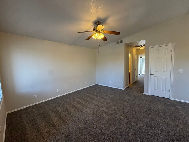 Building Photo - DARLING TWO BEDROOM FOR RENT!