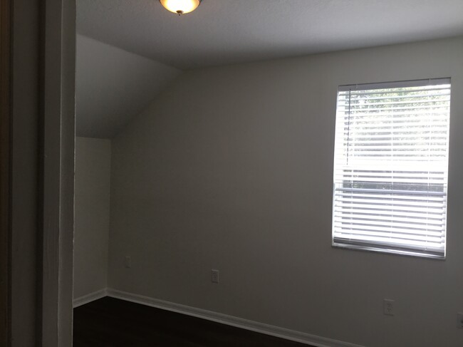 Building Photo - 10225 Summerview Cir
