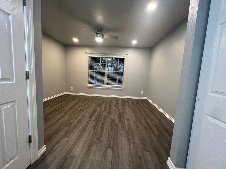 Building Photo - Room in Townhome on Magnolia Blossom St