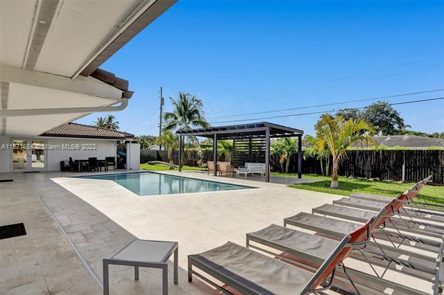Building Photo - 8370 N Kendall Dr