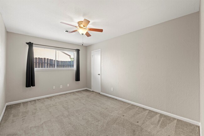 Building Photo - 8818 Edgemoor Dr