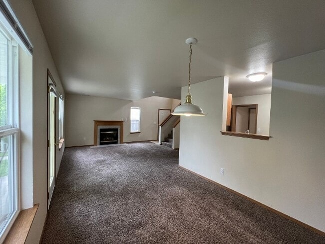 Building Photo - College Spring 3BD w/ New Carpet