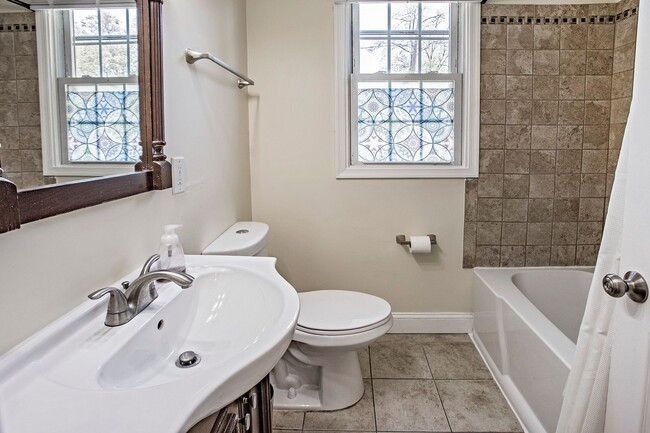 Building Photo - Gwinhurst - Fully updated 4 bedroom, 2 bat...