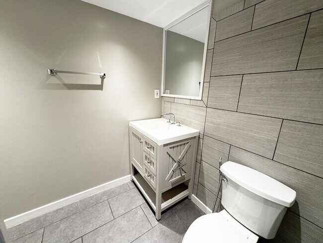 Building Photo - 922 24th St NW