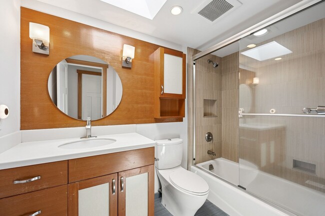 Building Photo - Beautifully Remodeled 3 Bed/2 Bath Edmonds...