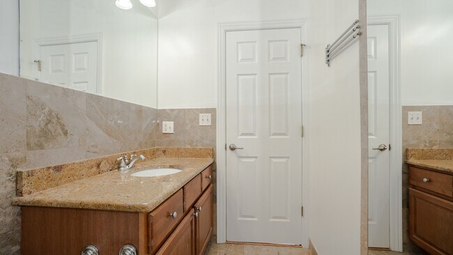 Building Photo - 3710 W Wrightwood Ave