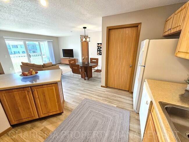 Building Photo - 2 BD, BOTTOM LEVEL, NO STEPS, IN UNIT WASH...