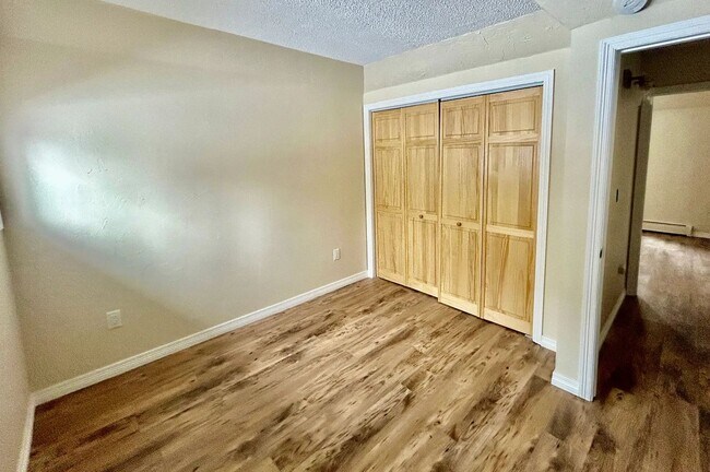 Building Photo - 864 Spruce Ct
