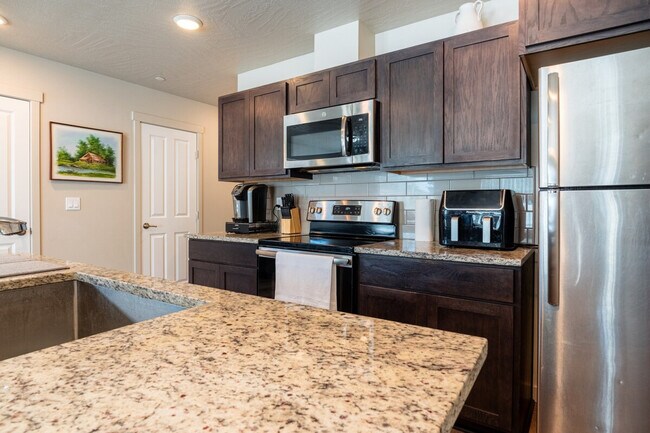 Building Photo - 5706 W 1st Pl