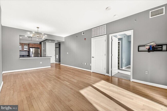 Building Photo - 5750 Bou Ave