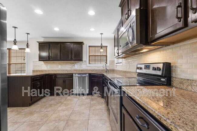 Building Photo - 752 Cavalier Dr