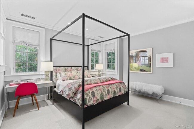 Building Photo - 10 Upland Rd N