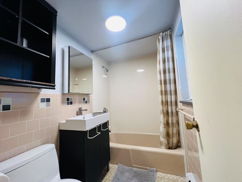 Building Photo - B5 Colonial Dr