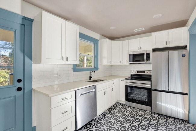 Building Photo - Eastside Beauty