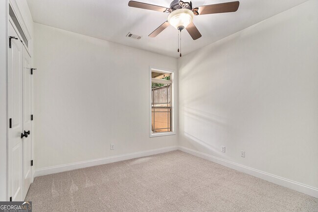 Building Photo - 180 Greenview Dr