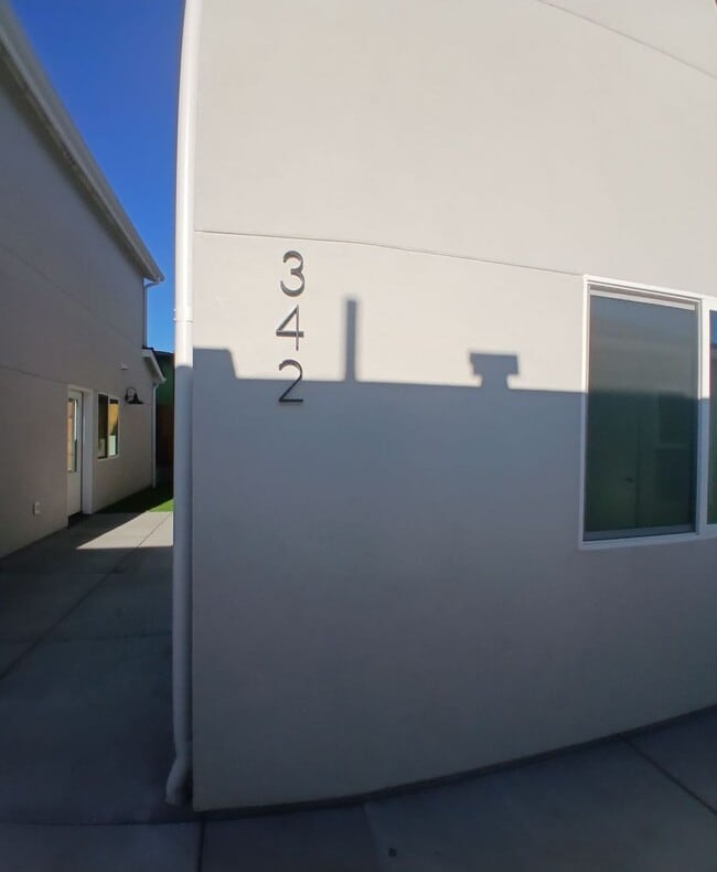 Building Photo - 340 Graves Ave