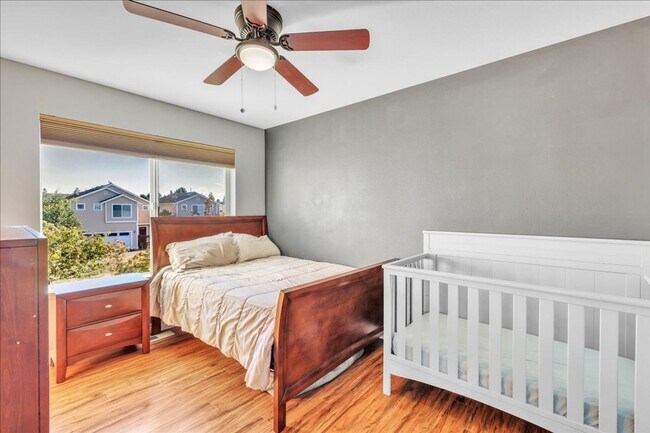 Building Photo - Stylish Yelm Home with A/C, Butcher Block Counters & Fully Fenced Yard!