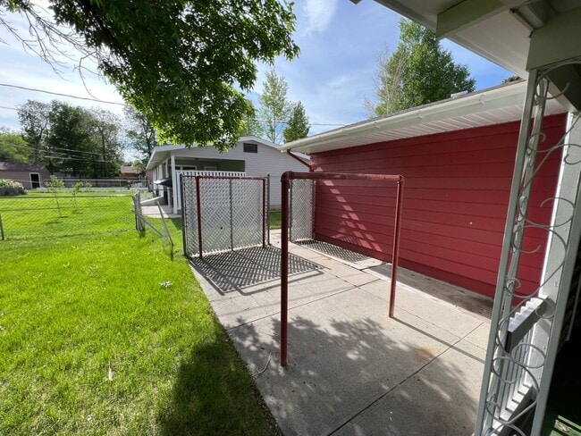 Building Photo - 429 E Pine St