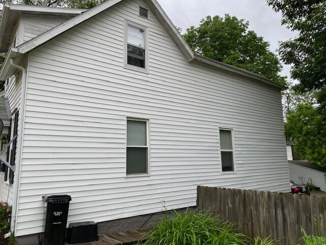 Building Photo - Main St