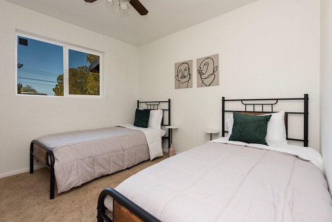 Building Photo - 3526 N Santa Rita Ave
