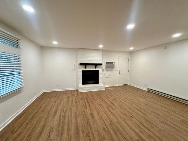 Building Photo - Location is Everything! Great West Side 2 bdmr/1 bth Available Now!